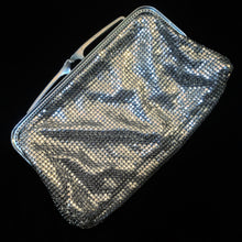 Load image into Gallery viewer, A 70s SILVER GLOMESH EVENING PURSE
