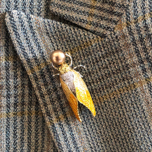 A YELLOW ENAMELLED CICADA BROOCH WITH PEARL
