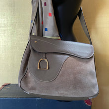 Load image into Gallery viewer, A LARGE SIZE 1970s GUCCI SADDLE BAG
