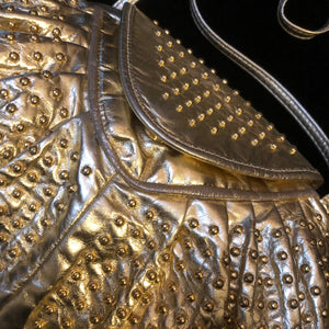 A STYLISH 1980s GOLD LEATHER STUDDED BAG
