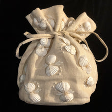 Load image into Gallery viewer, A 1950s CREAM STRAWCLOTH DILLY BAG WITH SHELLS
