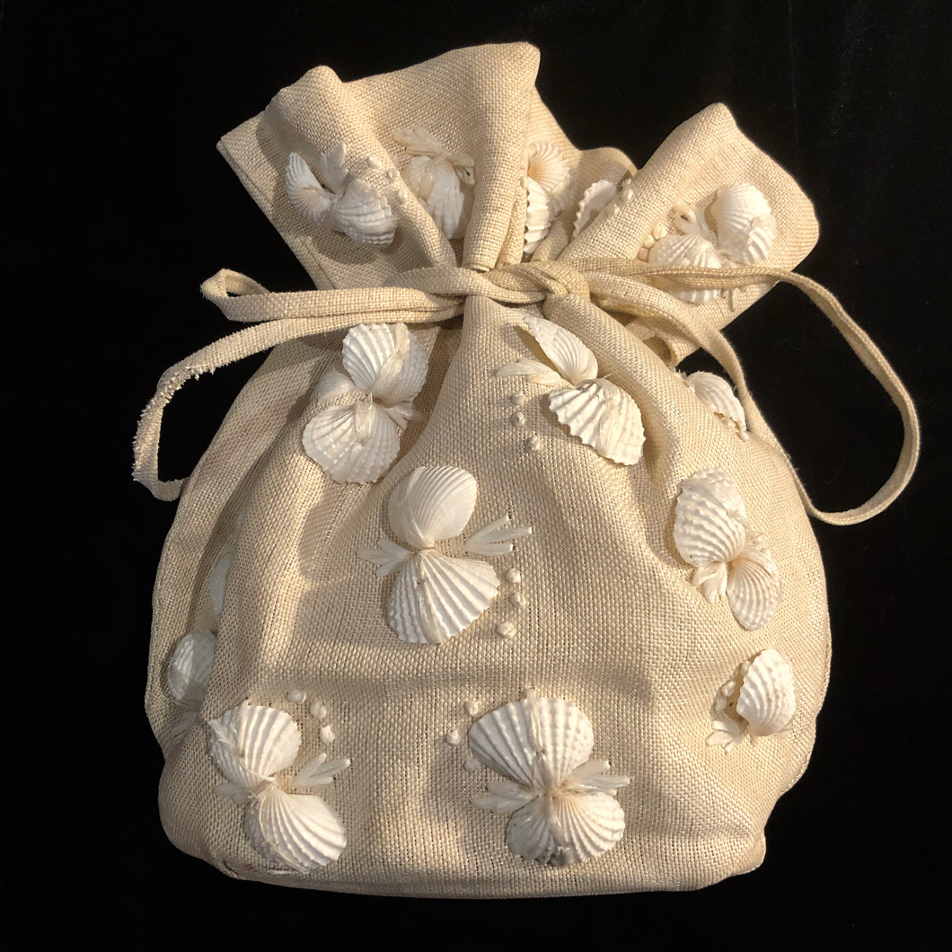 A 1950s CREAM STRAWCLOTH DILLY BAG WITH SHELLS