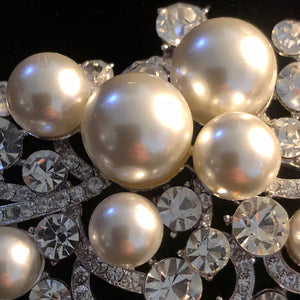 A MYSTERIOUS RHINESTONE AND PEARL BROOCH