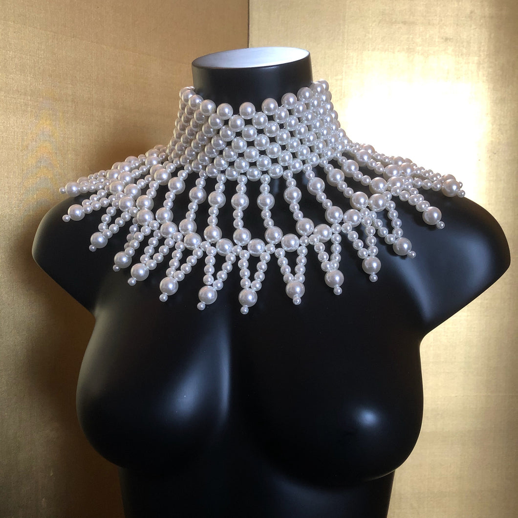 A POINTED PEARL CHOKER