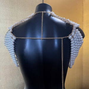 A DECEDENT PEARL CAPELETTE WITH GOLD CHAIN