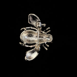 A WHITE ENAMEL BEE BROOCH WITH HEARTS