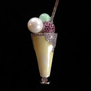 A PETITE COCKTAIL BROOCH WITH DIAMANTÉ AND PEARL