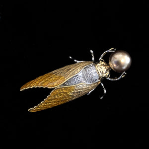 A YELLOW ENAMELLED CICADA BROOCH WITH PEARL